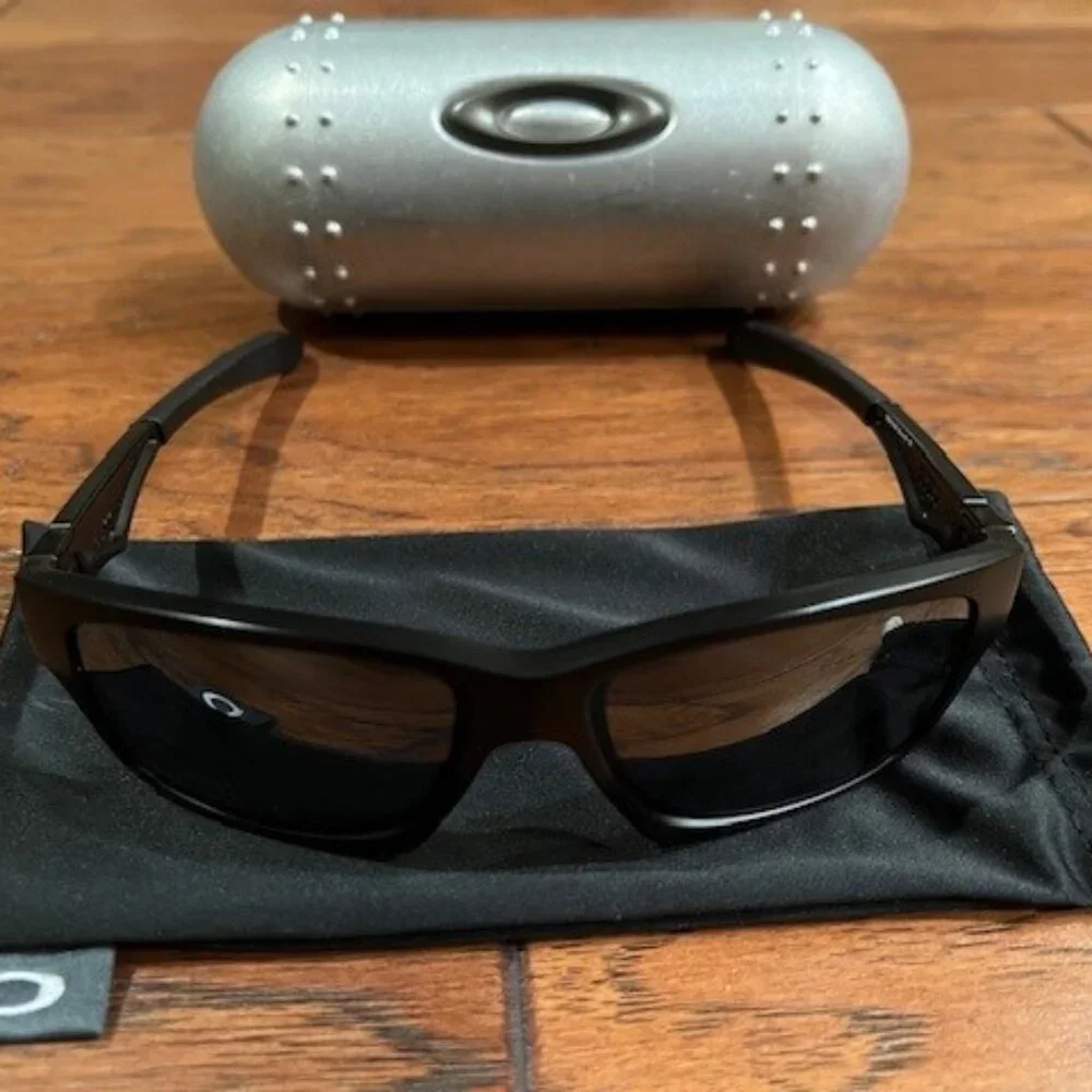 NWOT Polarized Oakley Sunglasses With Silver Oakley Hard Case - Picture 4 of 4